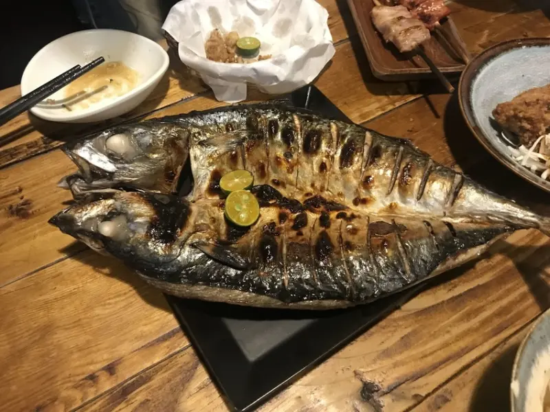 饞食坊｜陳皮的日常 超台又有個性的溫暖串燒店 日式搭配台式的美好混搭 巷內的深夜食堂 三五好友聚集的好所在 比臉還大的魚 鮮嫩的雞肉串 串燒！