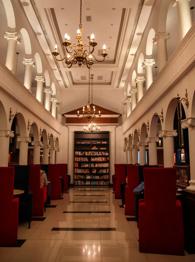 內湖‧Moooon River Cafe & Books(城堡般的咖啡圖書館)