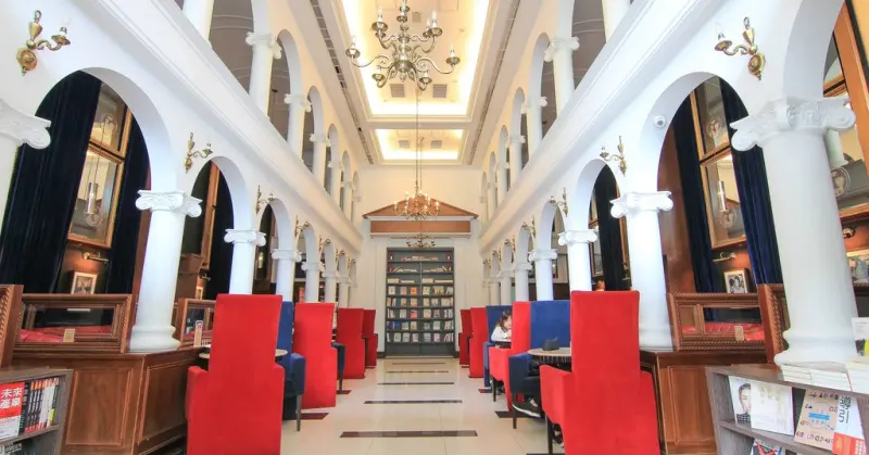 [內湖不限時充電咖啡廳] Moooon River Cafe & Books：就像到了國外美麗的歐式圖書館，挑高白色建築好好拍！三五好友聚會.下午茶.午餐.約會.IG打卡點。