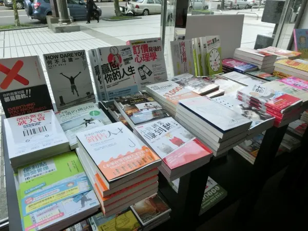 Moooon River Cafe & Books        
      