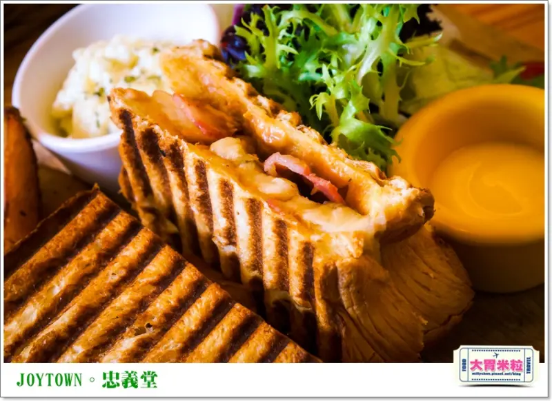 大胃米粒【高雄簡餐輕食推薦】忠義堂JOYTOWN(美術館店)。好好吃的貓王三明治、美式牛肉堡！聚餐約會最棒選擇