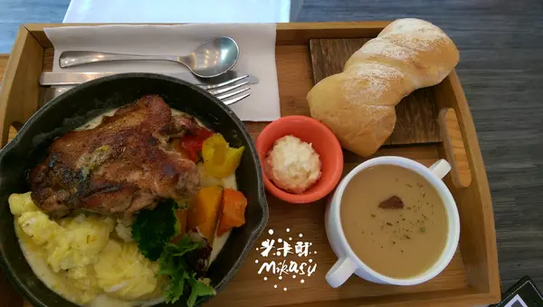 【高雄/食﹡鼓山】大份量早午餐．特製怪獸三明治超吸睛．JOY TOWN 忠義堂(美術館店)