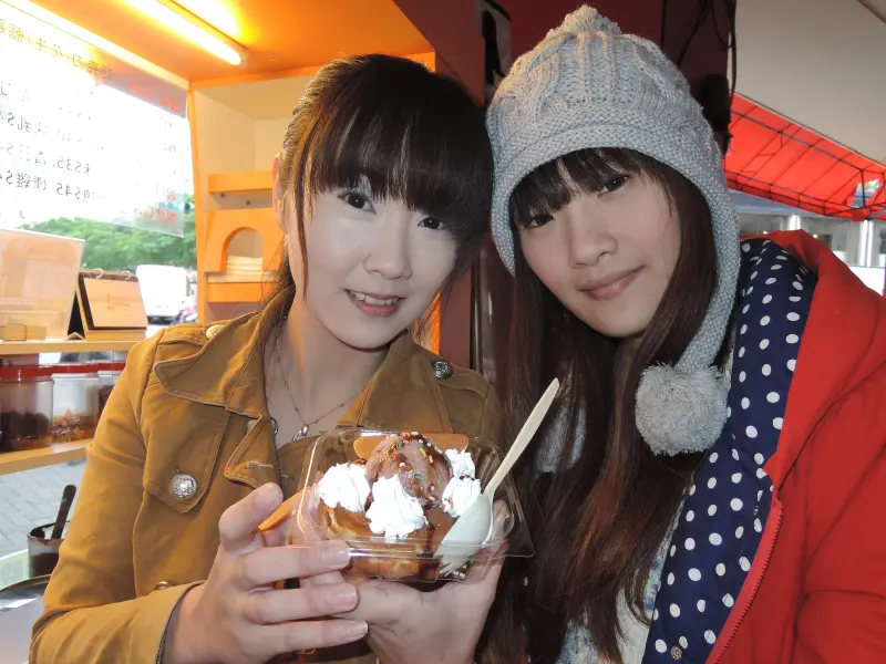 1021218[禮官三小愛台灣口碑券第23彈]鬍扯瓦夫HU CHU WAFFLE兩位甜心美女讓比利時小鬆餅美味中有著濃濃的台灣人情味