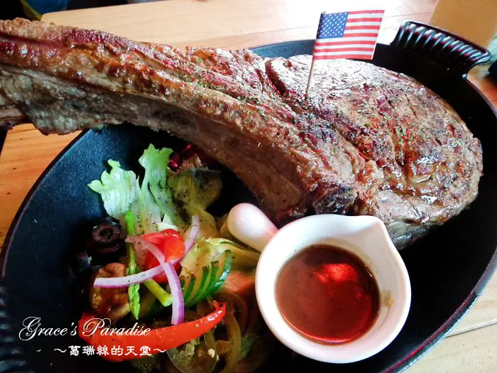 【台北美食】古亭站附近美式餐廳--牛城美式炭烤牛排：CP值超高牛排！大推澳洲戰斧牛排分享餐，60盎司驚人份量多到吃不完><(大胃王可以挑戰)