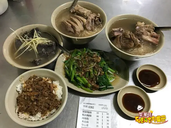 南屯豬腳麵線菜單價位大公開！排隊人潮絡繹不絕濃濃當歸香的豬腳麵線~招牌菜當歸豬腳麵線、乾米血、肉燥飯。