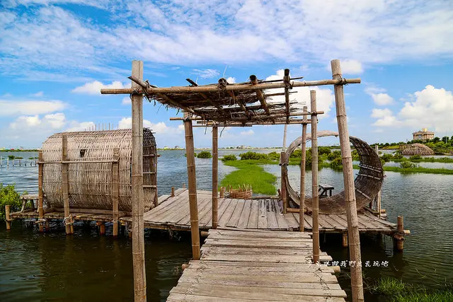 雲林口湖。成龍溼地。天空鋪好的雲絮與水上藝術相輝映真的無比美麗