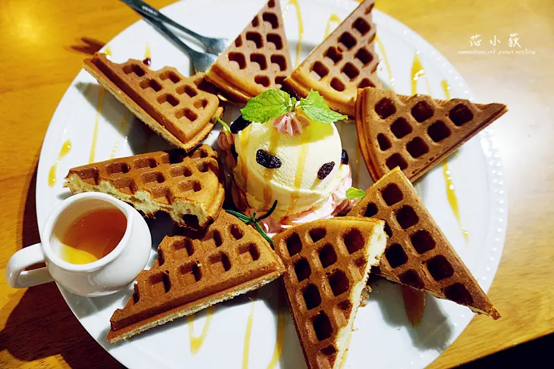 McFee Cafe 麥克菲咖啡館。超萌貓咪出沒啦!平價早午餐、簡餐、義大利麵、鬆餅!可愛立體造型拉花咖啡!