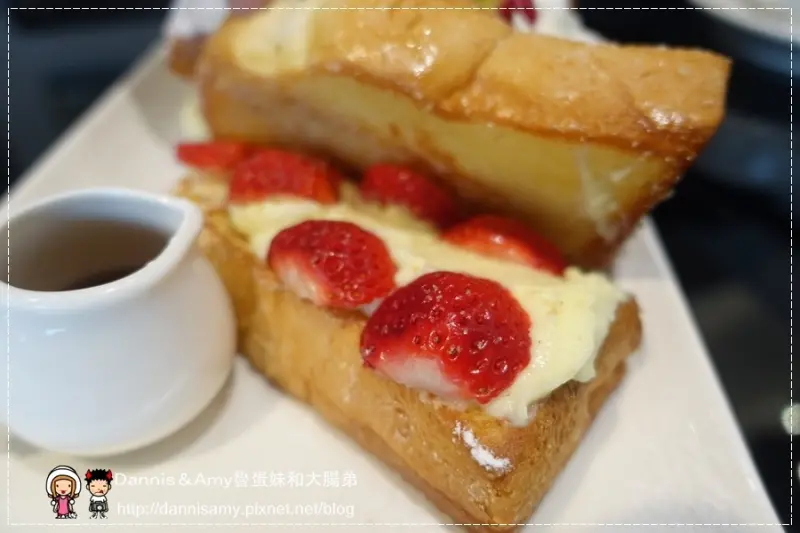 《新竹BIG CITY 三民路餐廳》Glow Cafe-美式早午餐新竹旗艦店 班尼廸克蛋。法式土司必點推薦。︱食尚玩家報導巨城附近有氣氛情侶情人節約會