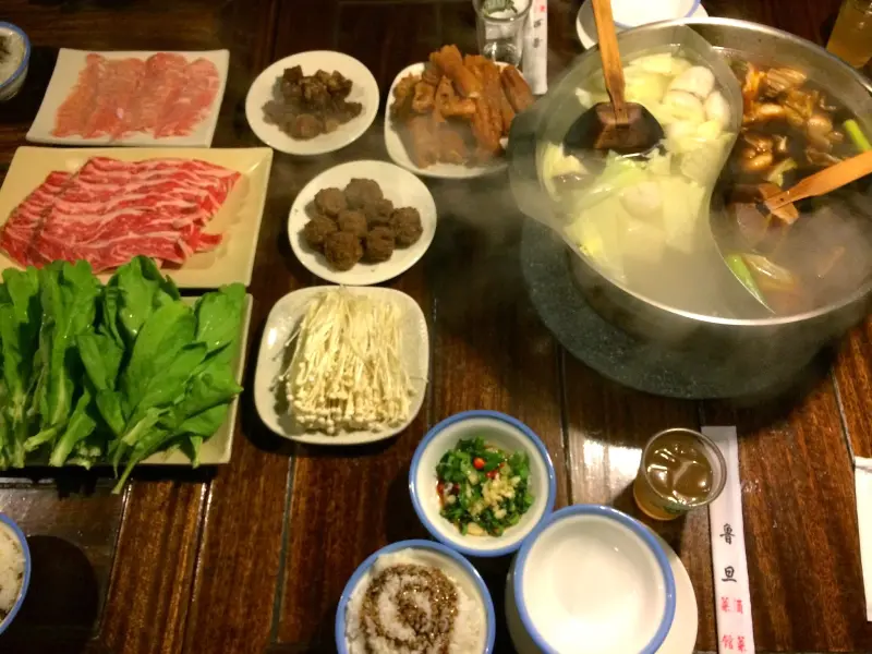 
[台北記食]魯旦川鍋 酒菜炭火麻辣鴛鴦
