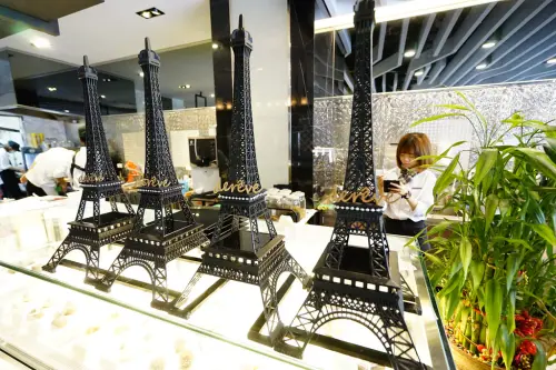 德爾芙餐廳de reve cafe(台中民權店)-看巴黎鐵塔甜點與巴黎同步的價位