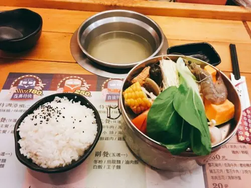 *基隆景點*碇內車站懷舊氛圍涮涮鍋，復興特快火鍋180元，古早味十足!!