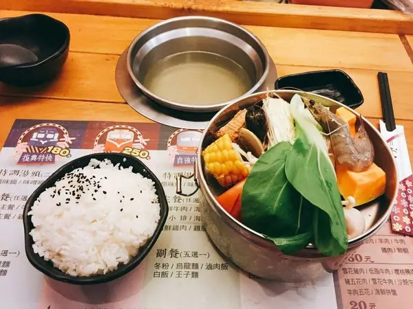 *基隆景點*碇內車站懷舊氛圍涮涮鍋，復興特快火鍋180元，古早味十足!!