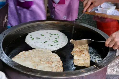 台南｜阿公阿婆蛋餅 市場內排隊早餐 傳統麵糊蛋餅 - 奇奇一起玩樂趣
