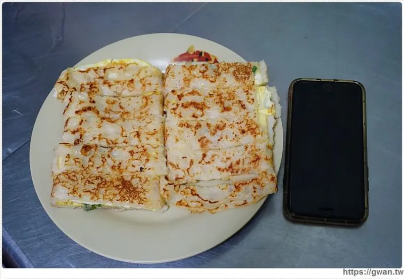 35元抵兩餐！！巨無霸阿公阿婆蛋餅，生意好到要用五個煎台