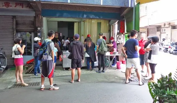 【台南美食】阿公阿婆蛋餅-粉漿做的超人氣排隊手工蛋餅美食