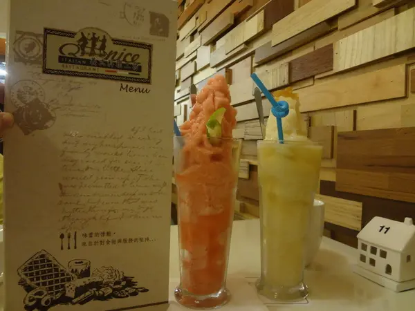 1021010[禮官三小愛台灣]平價Q-nice義式料理工坊霸氣飲料大到快跟菜單一樣高橘色系與五彩繽紛的坐位CP值超高