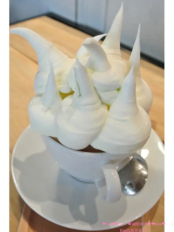 【食記】oO。台中　圓環咖啡　Roundabout Café　超級賽亞人頭咖啡，大家喝過嘛？！看到此杯咖啡，會讓人覺得是７龍珠裡的超級賽亞人！（內有超級賽亞人及圓環招牌咖啡組圖和一連串寫真）。o○。