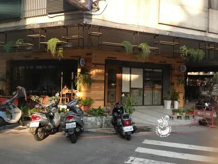 【台中。食】ROUNDABOUT // 噱頭滿分的假拉花真賣飲　