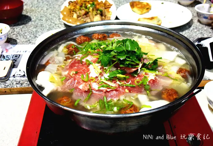 【台中】士官長酸白菜鍋，超平價火鍋吃到飽一人只要$300，還有道地餡餅無限量吃!