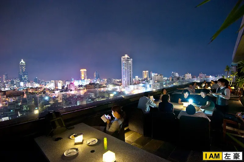 [食記] 高雄。新興區 etage 15 Lounge bar (夜景搭美酒一級棒)
