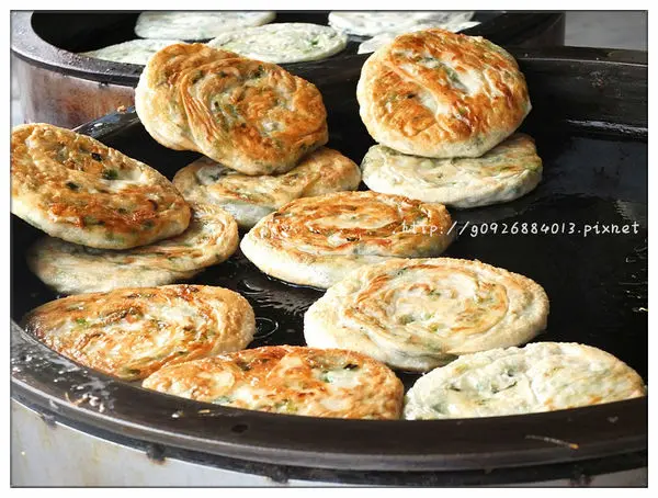 【宜蘭】礁溪人氣排隊小吃。外地人瘋美食。平民銅板美食「柯氏蔥油餅 <原礁溪蔥油餅> 」& 【羅東】被臭臉也要硬著頭皮排隊買的「義豐蔥油派」