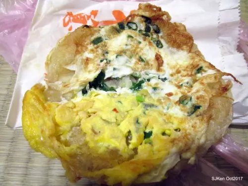 (宜蘭礁溪傳統古早味)「柯式蔥油餅」--- 人氣排隊名店，原味與加蛋任選，三種調醬自由沾，美味名不虛傳!