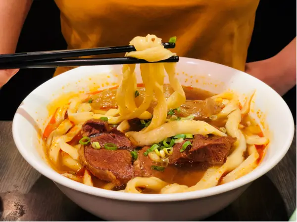 【台北美食￭大安區】牛老大牛肉麵館 x 刀削麵條Q帶勁，湯頭涮嘴我尬意！雙人套餐很超值，經濟實惠高CP值║ 師大牛肉麵推薦、台電大樓站牛肉麵推薦