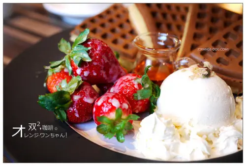 【彰化假日遊記】双双咖啡(雙雙Cafe) DOUBLE2│員林鎮：咖啡館也賣中藥鹹酥雞~當季草莓鬆餅豔紅正甜