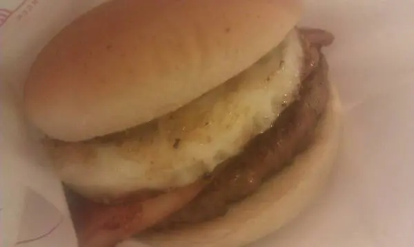 周年回饋，品嘗摩斯厚切培根和牛與經典摩斯鱈魚堡。                
      