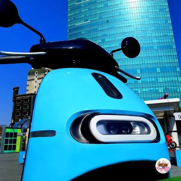 【台中】勤美草悟道廣場，巨大GOGORO成了耀眼的標地物，吸引多人前去合照。