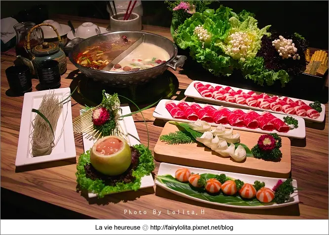 《北市萬華區♥食記》花食間精緻麻辣火鍋。兼具視覺與味覺的藝術饗宴，美味、健康、養生！