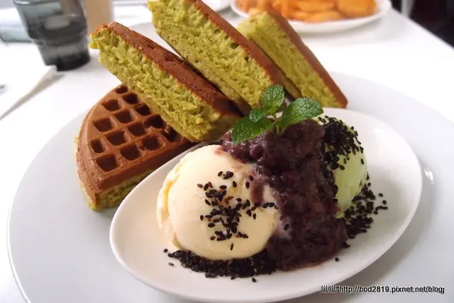 【台中中區】咖啡鑽－聽說是台中第一名的鬆餅，真的扎實又綿密！大推綠色的抹茶鬆餅！（新時代旁）