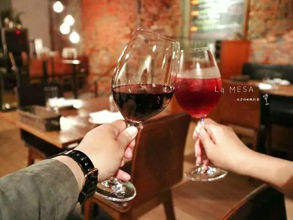 台北國父紀念館 | LA MESA西班牙餐廳，油烤蒜味蝦滿室蒜蝦香，吮指回味美妙的TAPAS下酒菜▲女子的休假計劃▼