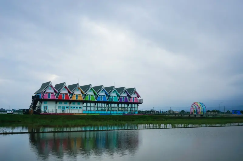 宜蘭景點 ▌好夢幻~天空島上的小木屋！七彩超繽紛，少女必來踩點！