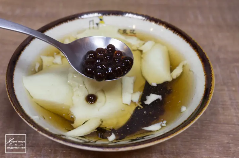 台中│【統元豆花(向上店)】哇，有茶香的豆花耶～是抹茶！