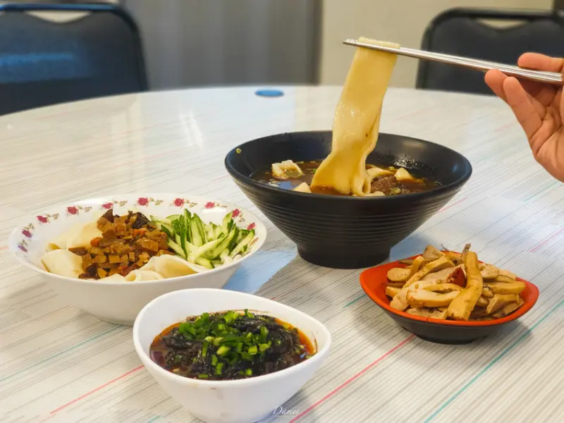 高雄左營｜西安麵食館-位在停車場的麵店，一碗麵一條麵