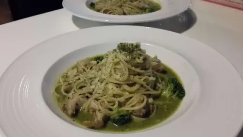 【食記】基隆。迦美廚房。港口邊的憩息之處。一邊用餐一邊看黃色小鴨。