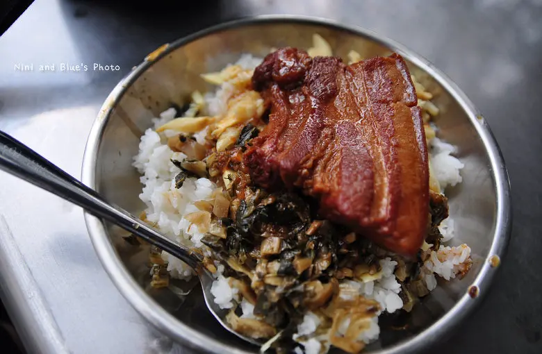 【台中便當】阿彰飯担，國立美術館附近林森路爌肉飯、排骨飯、燉湯老店，台中排隊美食，食尚玩家介紹