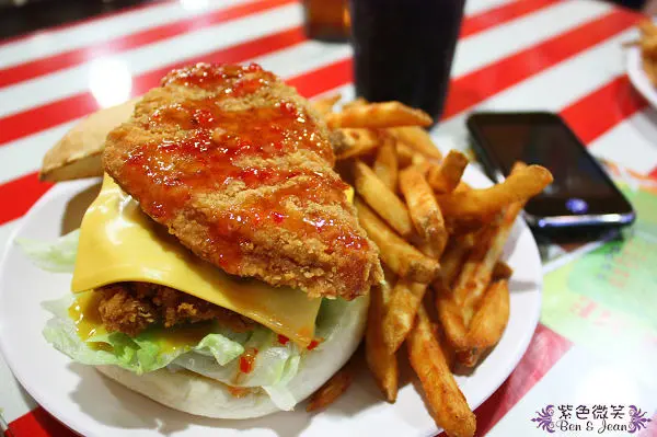 ▋宜蘭餐廳▋宜蘭市+FEED ME~美式漢堡份量大