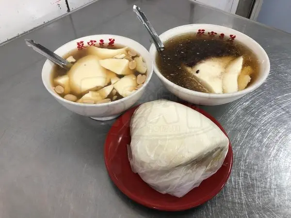 【蔡家豆花菜單價位大公開】在地傳承數十年的人氣豆花～台中忠孝夜市必吃美食小吃餐廳推薦！招牌菜粉圓豆花、綜合豆花、芋圓豆花。