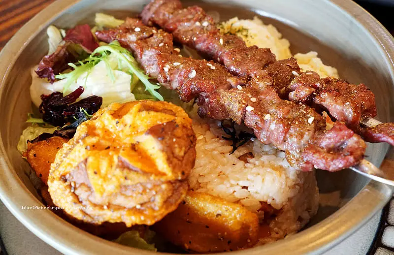 【台中西區】昨日花卷 Offer oh - 跨界好食.白領午食團來囉.平日午間限定招牌花捲.灣式麵.火烤飯.蔬食沙拉.打卡送雪藏冰咖啡或雪藏黃花紅茶