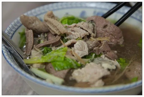 【食記】 基隆 車站附近人氣爆滿的無名什錦綜合湯店