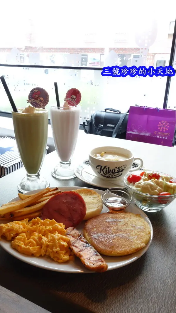 Kikos Diner 夏威夷漢堡排飯專賣店。女生們看到會尖叫的夢幻餐廳。早午餐brunch／披薩／漢堡／三明治輕食／沙拉等餐點都有喔！