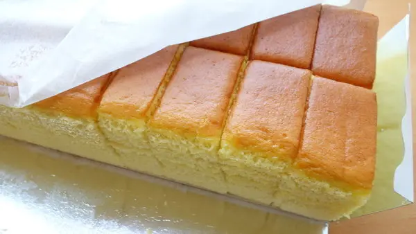 台中。阪神本鋪長崎蛋糕。非要你現場排隊的超人氣蛋糕。濕潤扎實帶點黏牙感的口感讓人一口接一口停不下來。