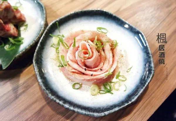 楓居酒燒/景美站，炭火上燒肉油滋肆意，高CP值燒烤居酒屋▲女子的休假計劃▼