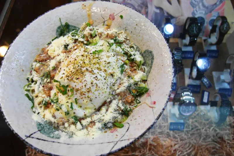 食尚玩家激推。蝦咪來去鐘錶店吃麵❤平和堂姜家瘦皮麵