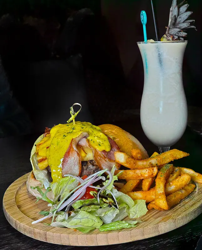 捷運忠孝敦化站 在台北享受夏威夷風的美式餐點以及超好喝調酒 Jimolulu!!