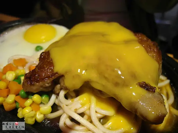 [樂華夜市美食]起司牛排好特別，但我比較愛爆漿餐包「角頭牛排樂華店」(捷運頂溪站、內有menu)