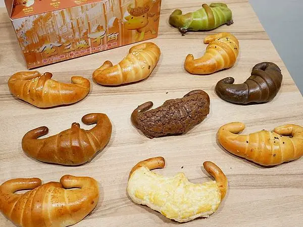 新北三峽超夯伴手禮，金牛角老店超人氣，綜合組一次蒐集多種口味，還有創意夾心款-金三峽牛角