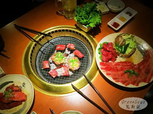 台中【燒肉】乾杯 燒肉居酒屋。八點乾杯、親親送五花肉太醋咪，店內氣氛讓你無法不high起來～就跟著音樂一起流動！